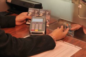 Bancos notificarán al SAT depósitos de más de 50 mil pesos en efectivo